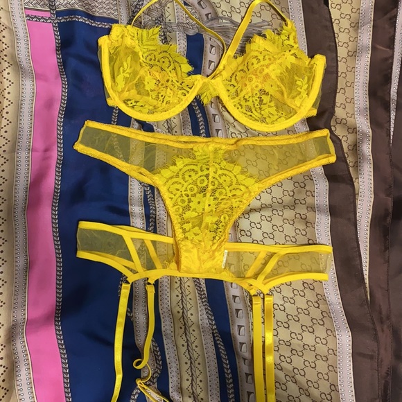 Yellow lingerie set - Picture 2 of 4